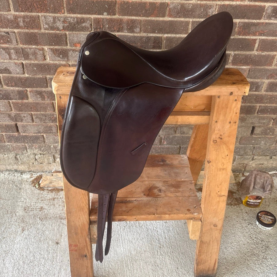 COUNTY 16.5’’ County Competitor Spring Tree Dressage Saddle, No. 3 Fit, Medium Gullet