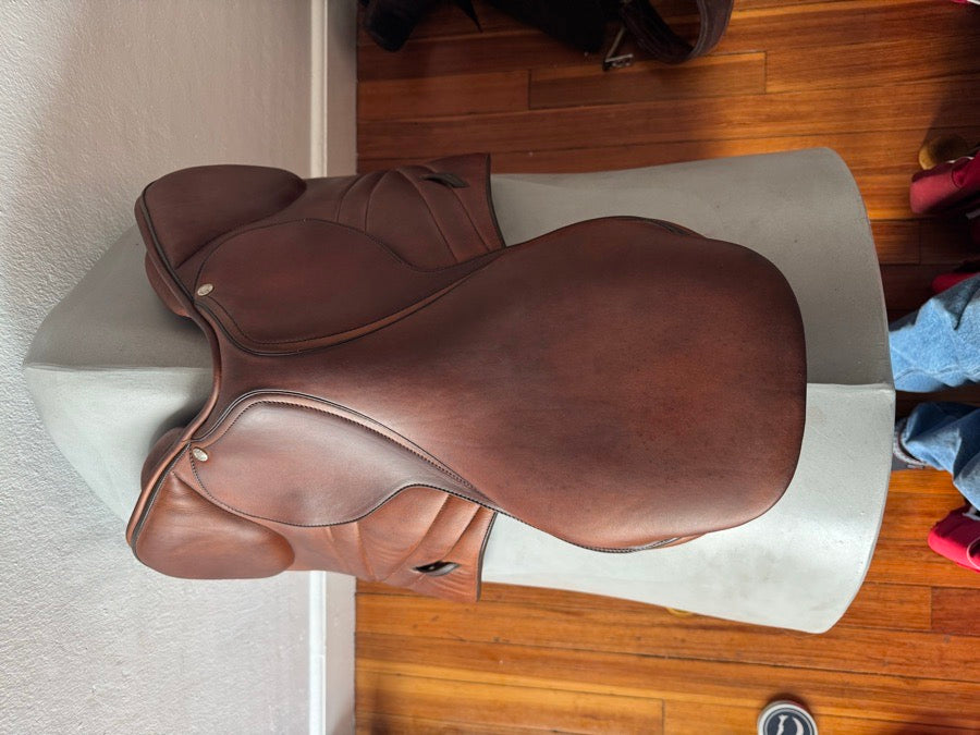 BUTET 18” Butet Premium Saddle - P Flat Seat - 2.5 Flaps (5)
