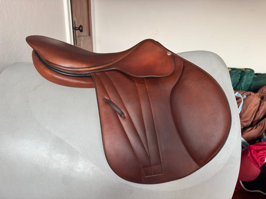 BUTET 18” Butet Premium Saddle - P Flat Seat - 2.5 Flaps (6)
