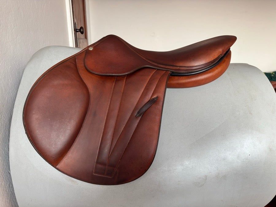 BUTET 18” Butet Premium Saddle - P Flat Seat - 2.5 Flaps (2)