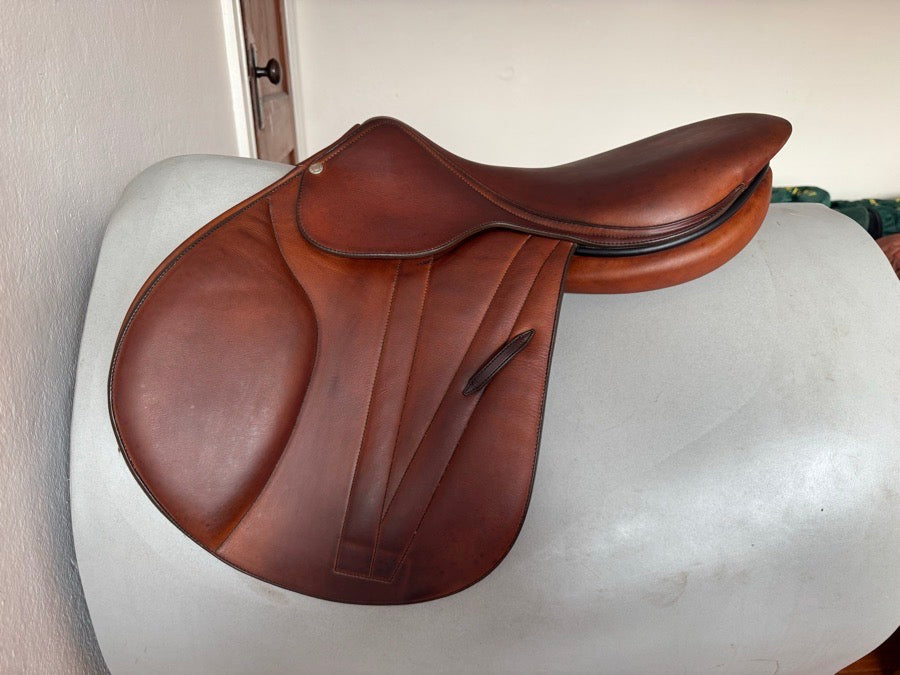 BUTET 18” Butet Premium Saddle - P Flat Seat - 2.5 Flaps