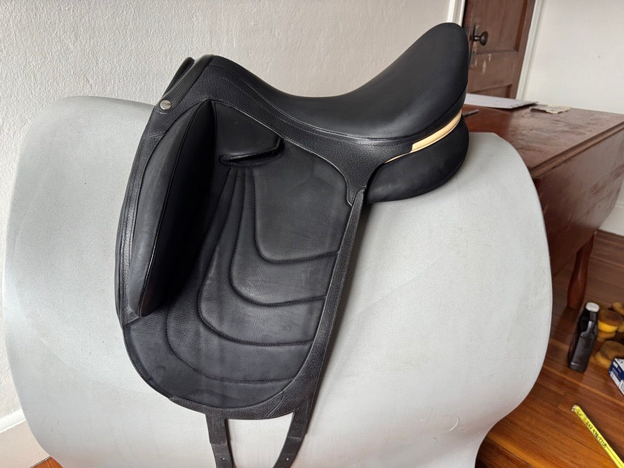 DEVOUCOUX 17.5” 2024 Devoucoux Makila Harmonie Dressage Saddle - 2A - Full Buffalo (2)