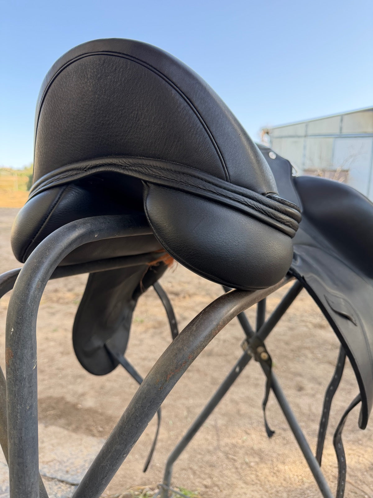 CUSTOM SADDLERY Envy Motion Dressage saddle 17.5 (2)