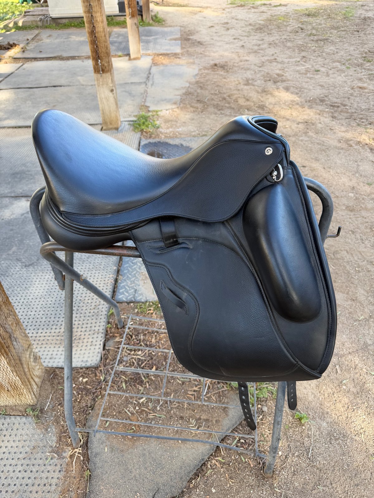 CUSTOM SADDLERY Envy Motion Dressage saddle 17.5 (5)