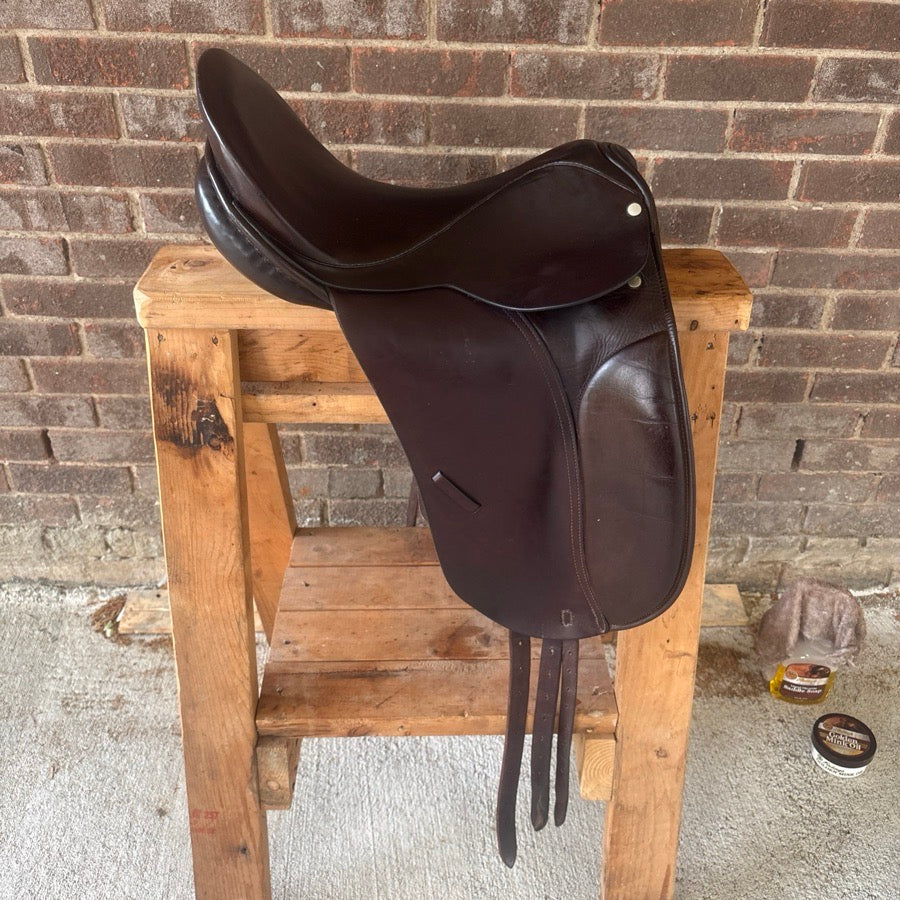 COUNTY 16.5’’ County Competitor Spring Tree Dressage Saddle, No. 3 Fit, Medium Gullet (2)