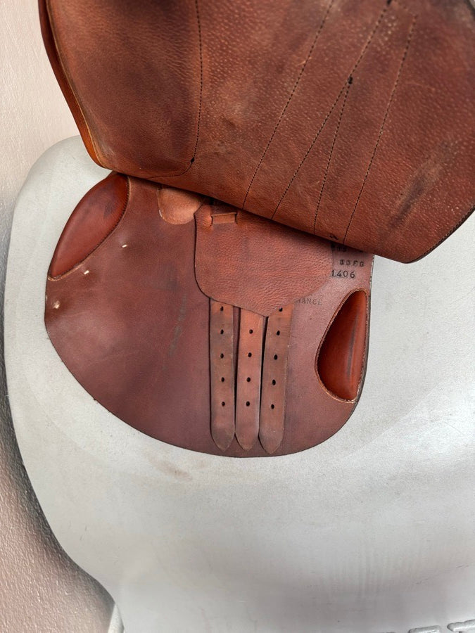 BUTET 18” Butet Premium Saddle - P Flat Seat - 2.5 Flaps (3)