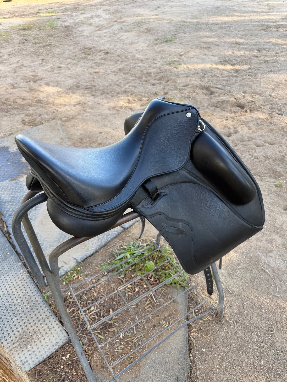 CUSTOM SADDLERY Envy Motion Dressage saddle 17.5 (4)